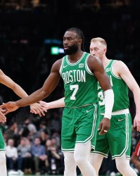 美记：一些对手球队认为杰伦-布朗和怀特现在是能交易到手的