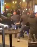 开云-场外先干起来了！维拉、巴黎球迷街头斗殴